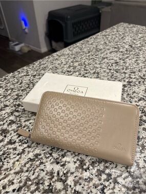 Omega Boutique Monogram Wallet | Beige | Small